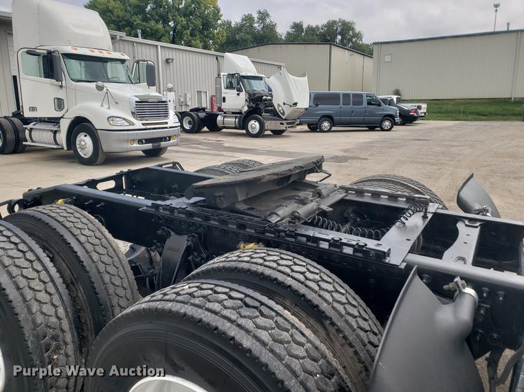 image for item DF2438 2004 Freightliner Columbia 120 semi truck