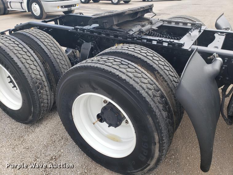 image for item DF2438 2004 Freightliner Columbia 120 semi truck