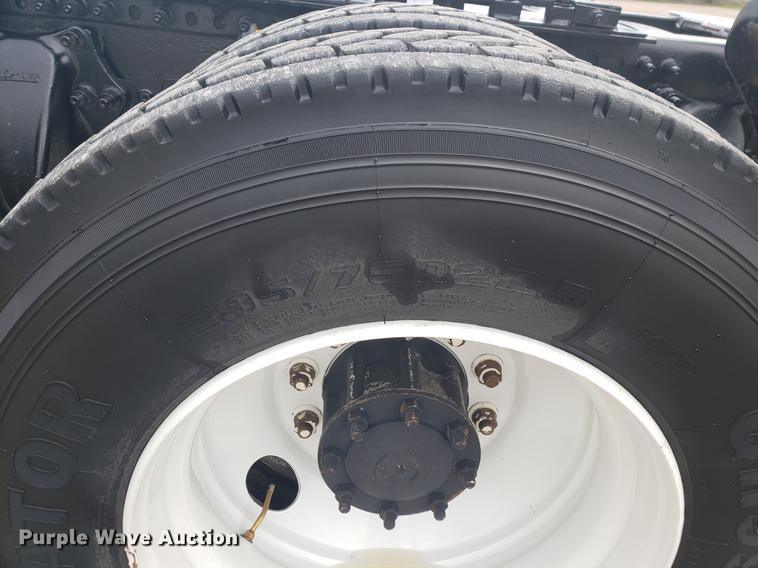 image for item DF2438 2004 Freightliner Columbia 120 semi truck