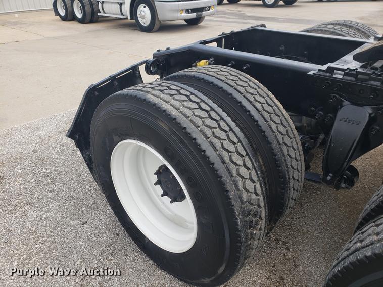 image for item DF2438 2004 Freightliner Columbia 120 semi truck