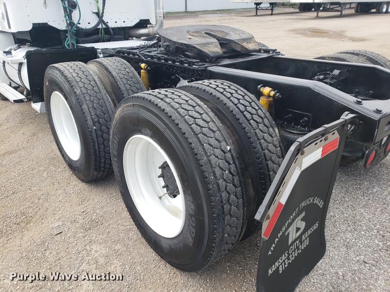 image for item DF2438 2004 Freightliner Columbia 120 semi truck