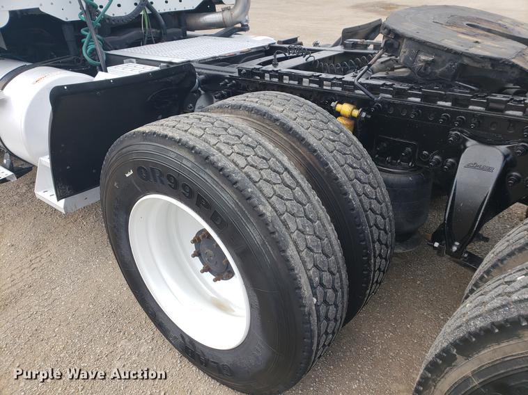 image for item DF2438 2004 Freightliner Columbia 120 semi truck