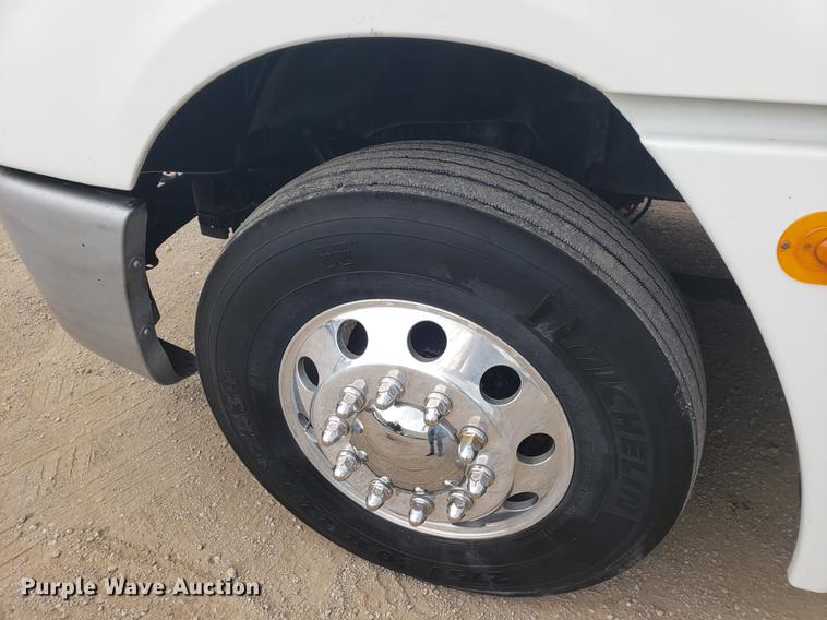 image for item DF2438 2004 Freightliner Columbia 120 semi truck