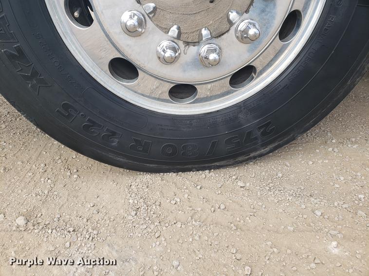 image for item DF2438 2004 Freightliner Columbia 120 semi truck