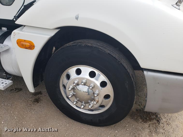 image for item DF2438 2004 Freightliner Columbia 120 semi truck