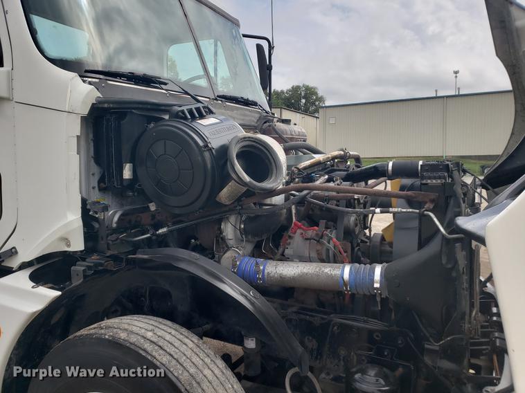 image for item DF2438 2004 Freightliner Columbia 120 semi truck