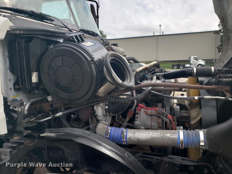 image for item DF2438 2004 Freightliner Columbia 120 semi truck