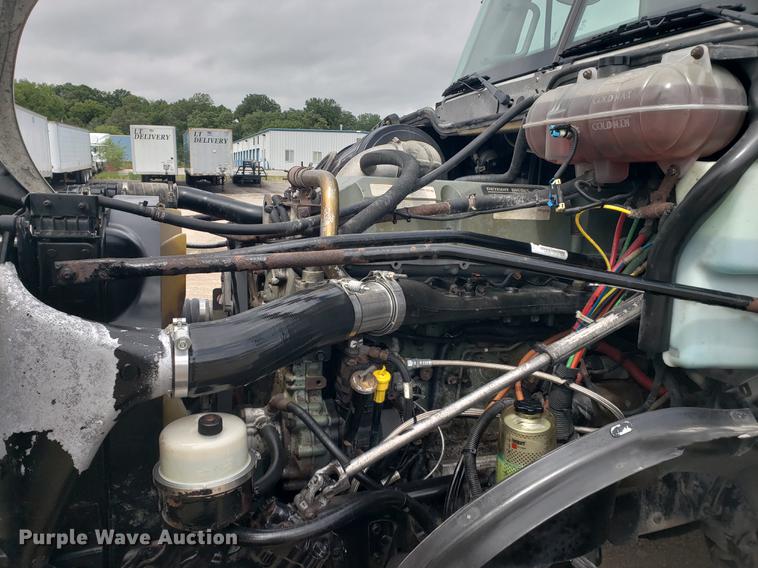 image for item DF2438 2004 Freightliner Columbia 120 semi truck