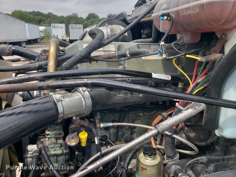 image for item DF2438 2004 Freightliner Columbia 120 semi truck