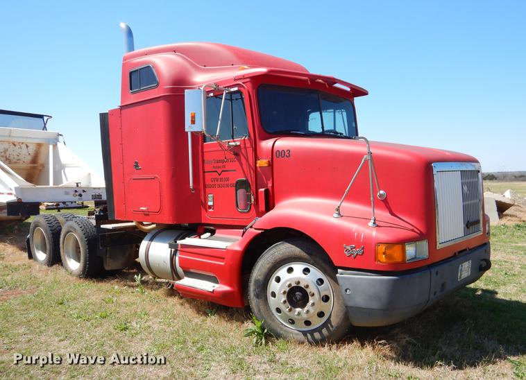 image for item EI9009 1995 International 9200 semi truck