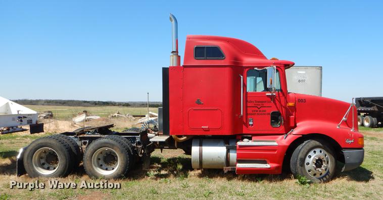 image for item EI9009 1995 International 9200 semi truck