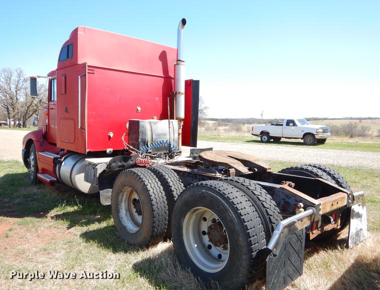 image for item EI9009 1995 International 9200 semi truck