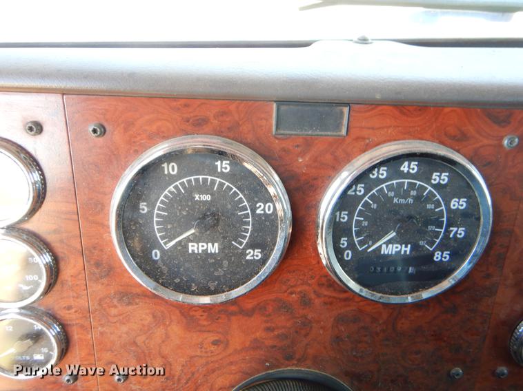 image for item EI9009 1995 International 9200 semi truck