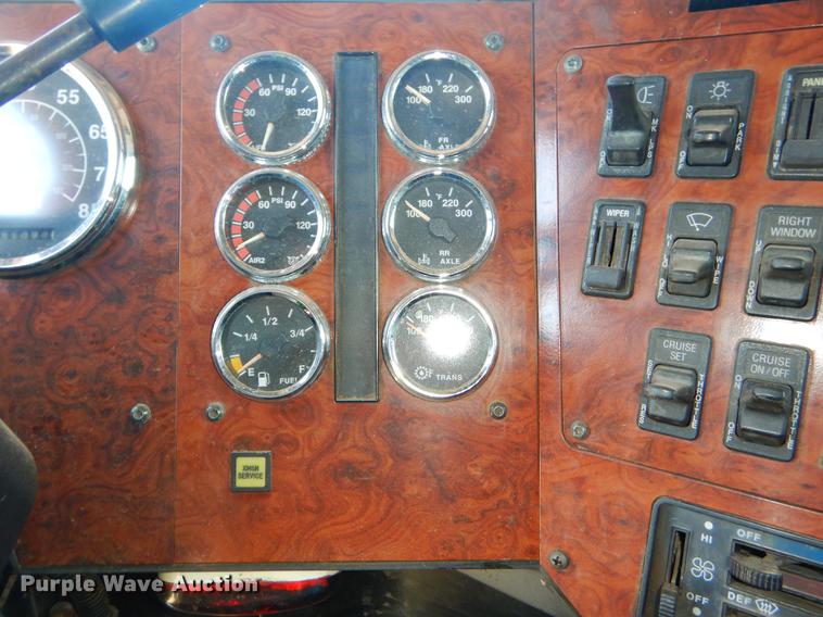 image for item EI9009 1995 International 9200 semi truck