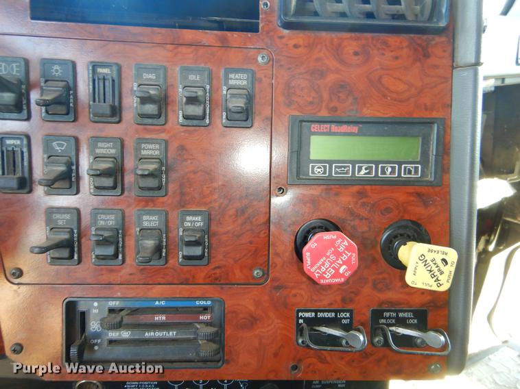 image for item EI9009 1995 International 9200 semi truck