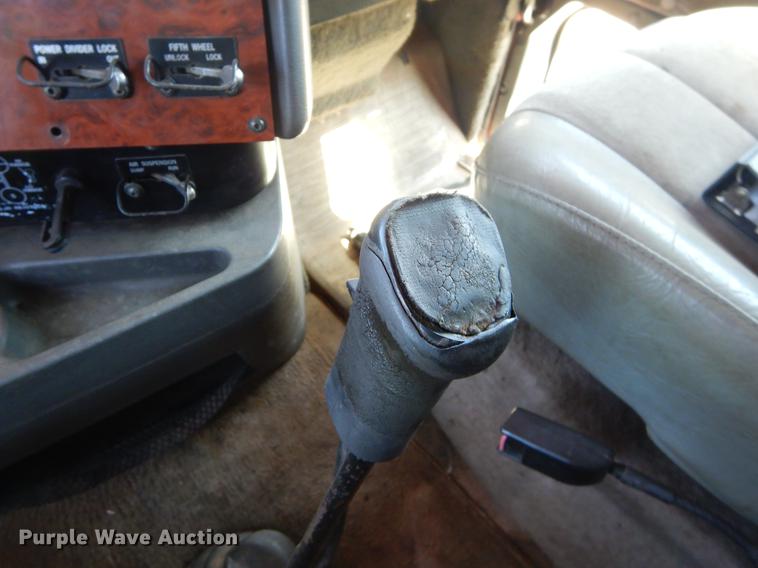 image for item EI9009 1995 International 9200 semi truck