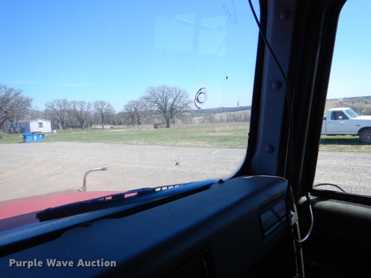 image for item EI9009 1995 International 9200 semi truck