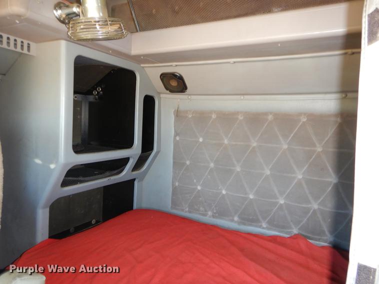 image for item EI9009 1995 International 9200 semi truck