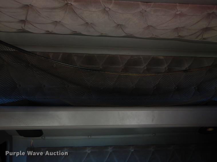 image for item EI9009 1995 International 9200 semi truck