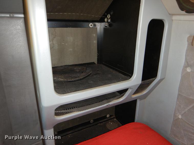 image for item EI9009 1995 International 9200 semi truck