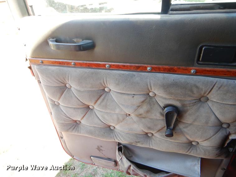 image for item EI9009 1995 International 9200 semi truck