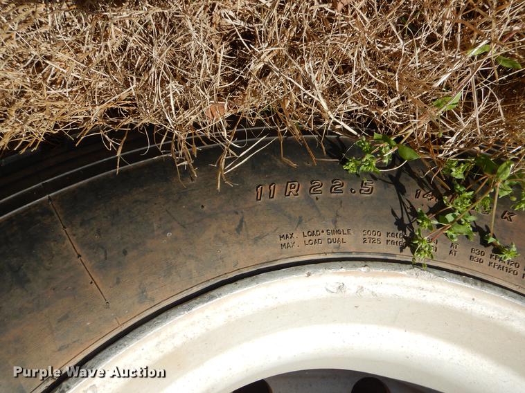 image for item EI9009 1995 International 9200 semi truck