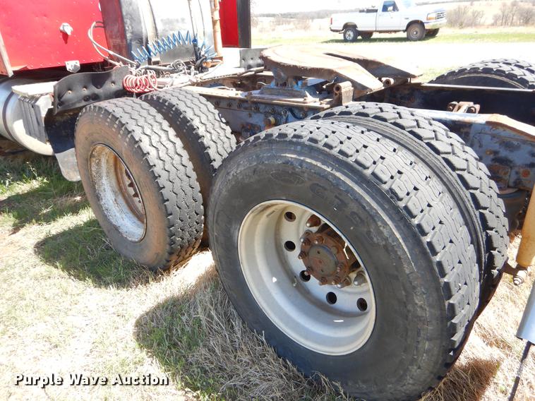 image for item EI9009 1995 International 9200 semi truck