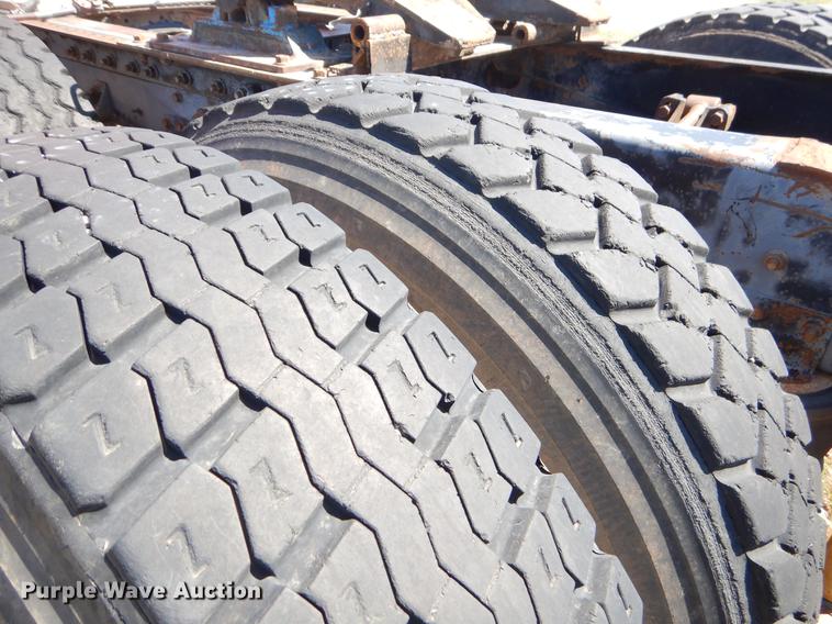 image for item EI9009 1995 International 9200 semi truck