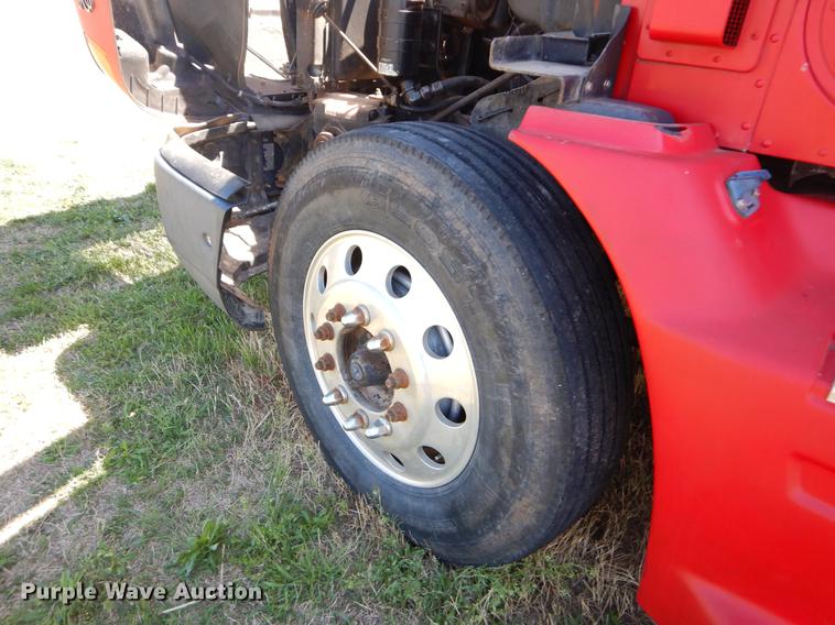 image for item EI9009 1995 International 9200 semi truck