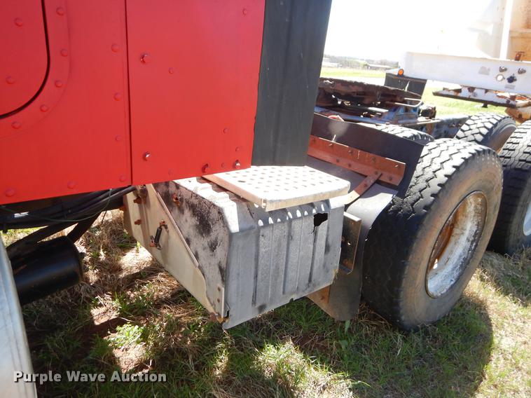 image for item EI9009 1995 International 9200 semi truck