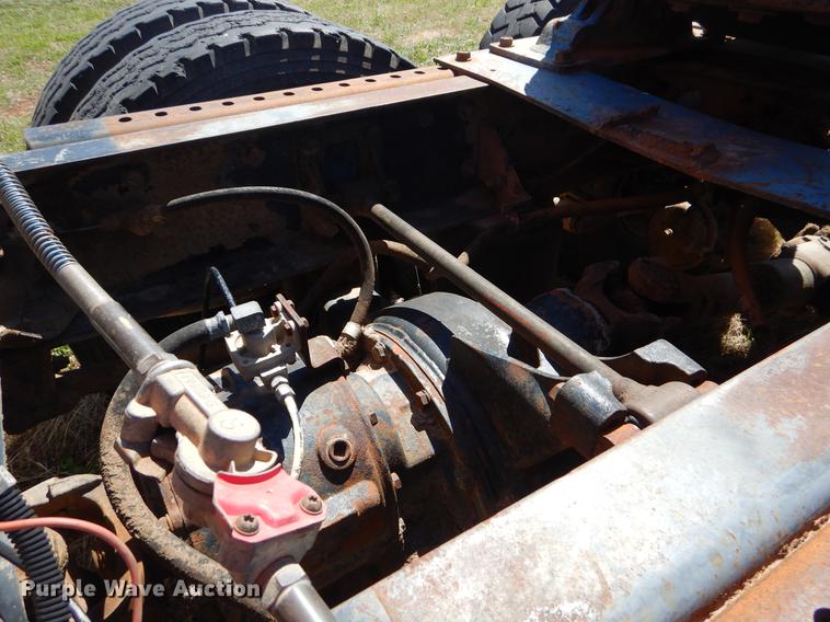 image for item EI9009 1995 International 9200 semi truck