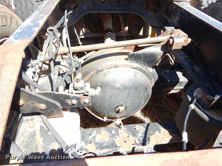 image for item EI9009 1995 International 9200 semi truck