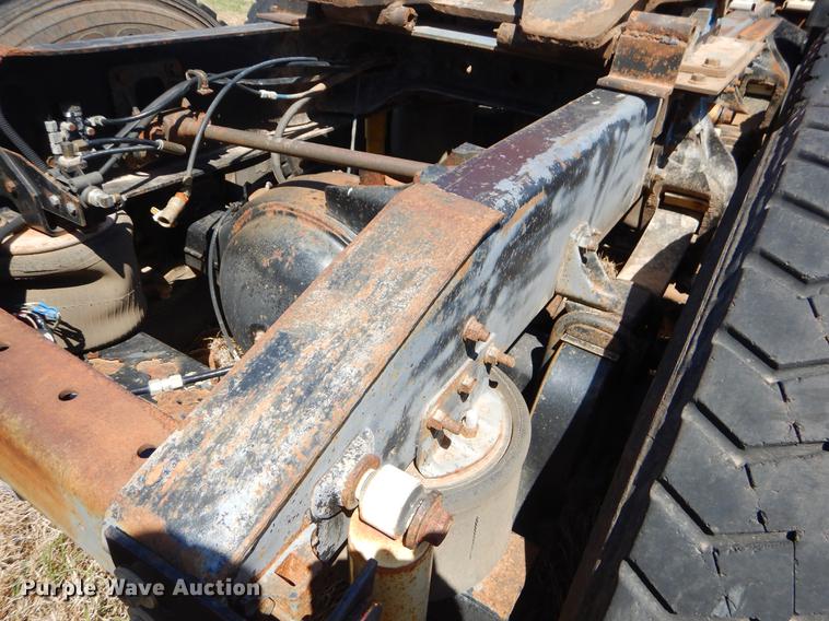 image for item EI9009 1995 International 9200 semi truck