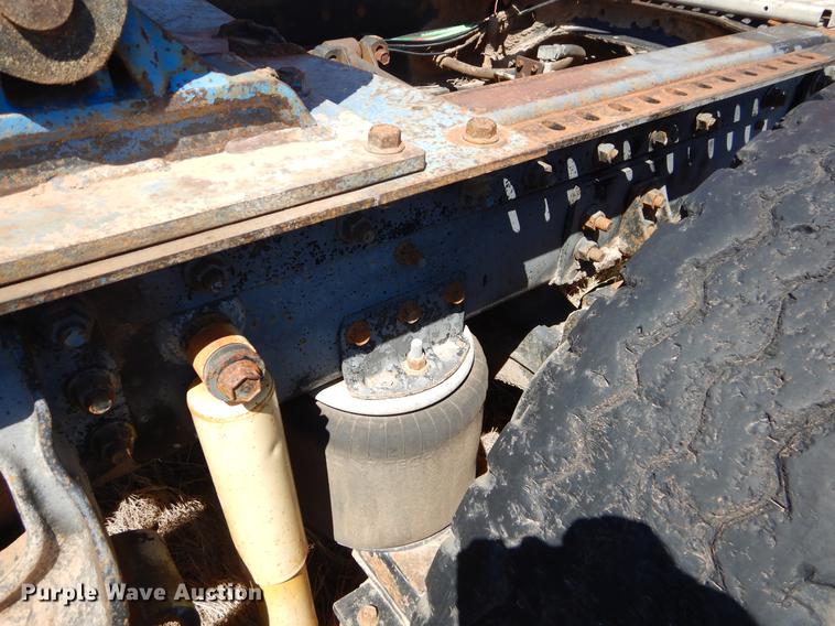 image for item EI9009 1995 International 9200 semi truck