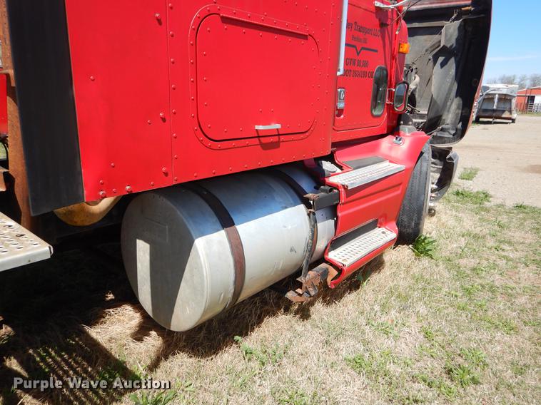 image for item EI9009 1995 International 9200 semi truck