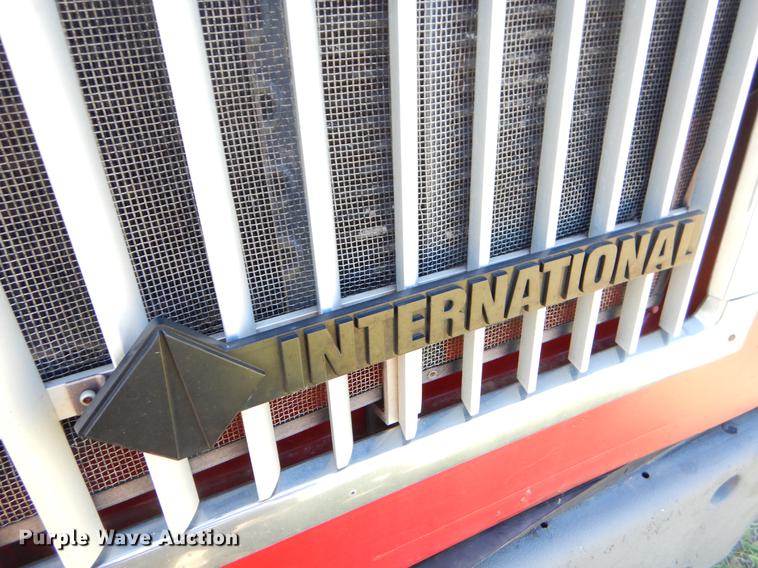 image for item EI9009 1995 International 9200 semi truck