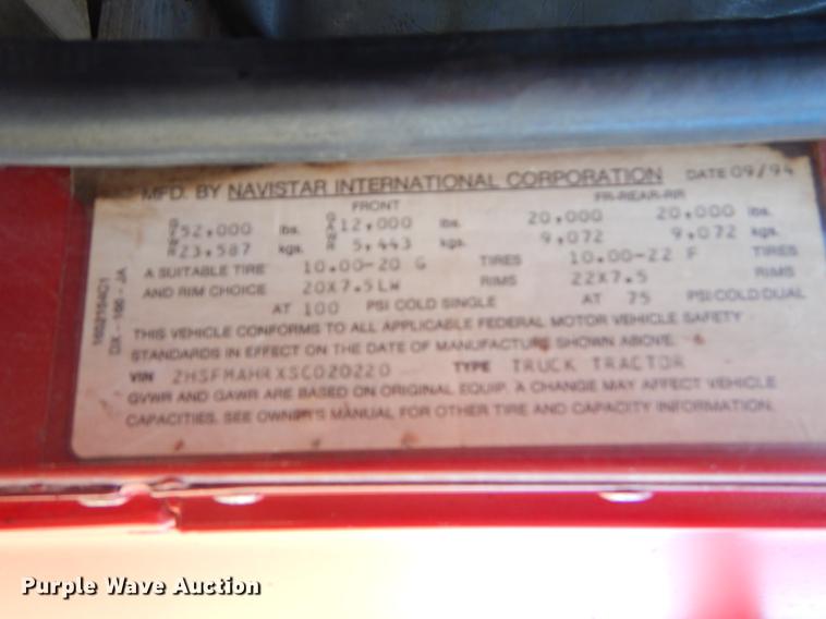 image for item EI9009 1995 International 9200 semi truck