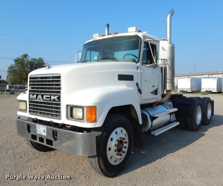 image for item EK9739 2002 Mack semi truck
