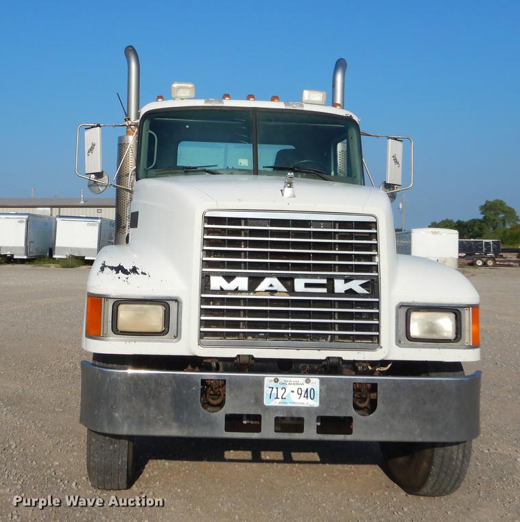 image for item EK9739 2002 Mack semi truck
