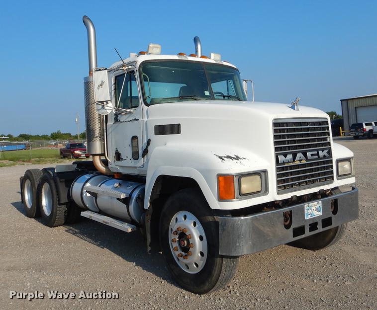 image for item EK9739 2002 Mack semi truck