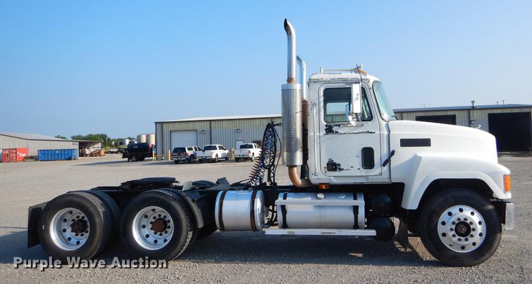 image for item EK9739 2002 Mack semi truck