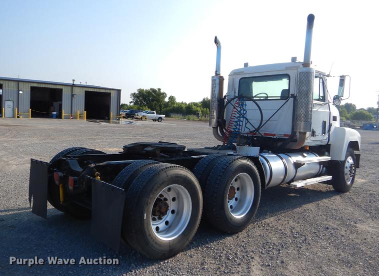 image for item EK9739 2002 Mack semi truck