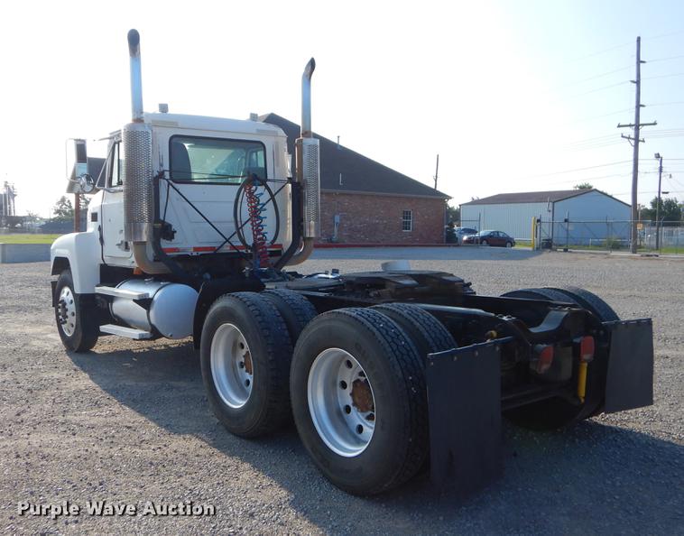 image for item EK9739 2002 Mack semi truck