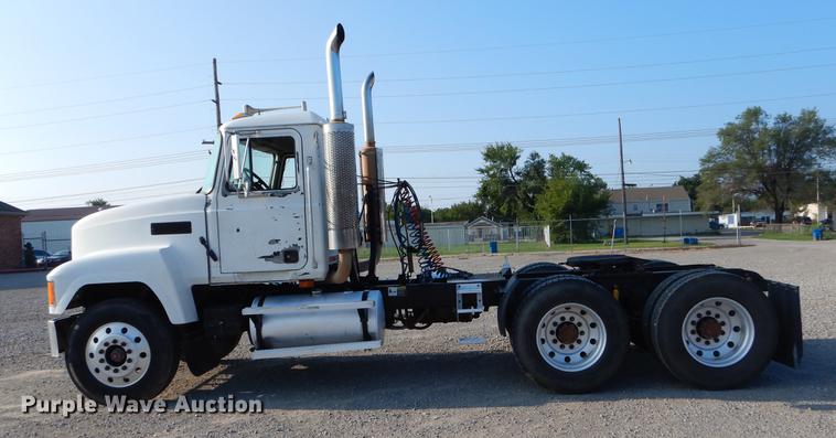 image for item EK9739 2002 Mack semi truck