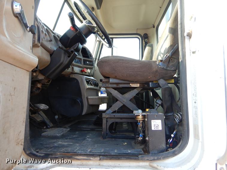 image for item EK9739 2002 Mack semi truck