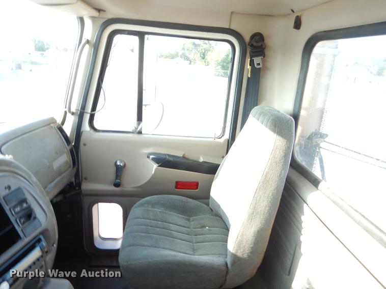 image for item EK9739 2002 Mack semi truck