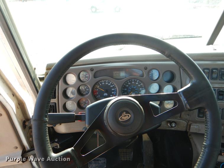 image for item EK9739 2002 Mack semi truck