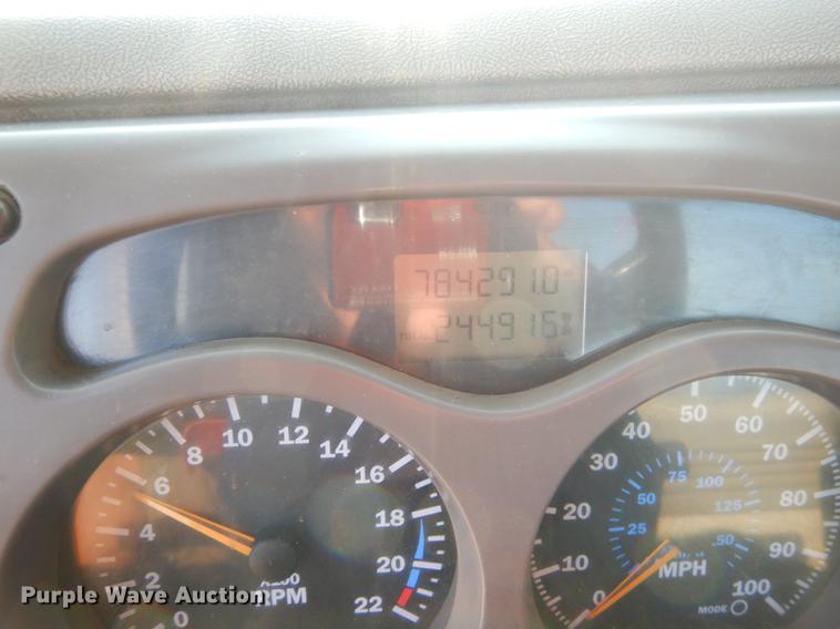 image for item EK9739 2002 Mack semi truck