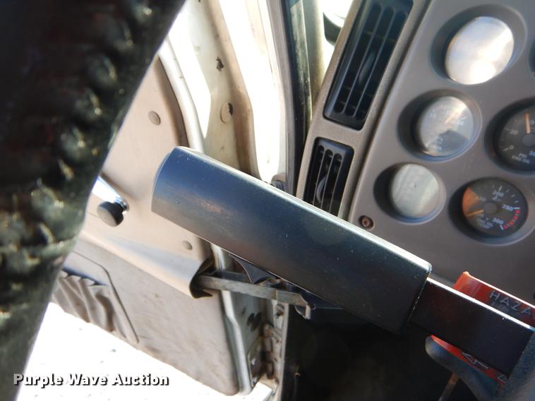 image for item EK9739 2002 Mack semi truck