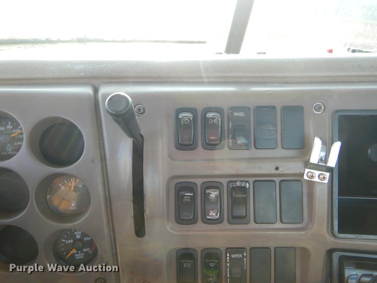 image for item EK9739 2002 Mack semi truck